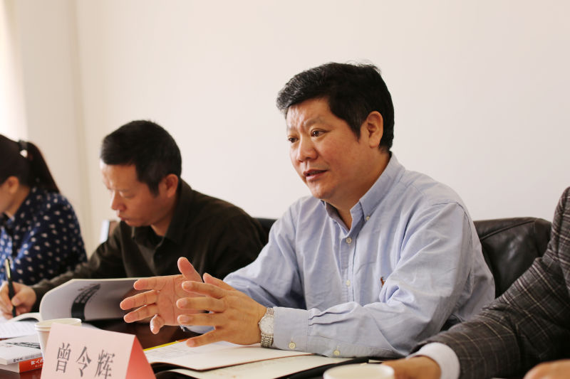 我校辅导员发展研究中心办公室主任曾令辉介绍中心情况.jpg